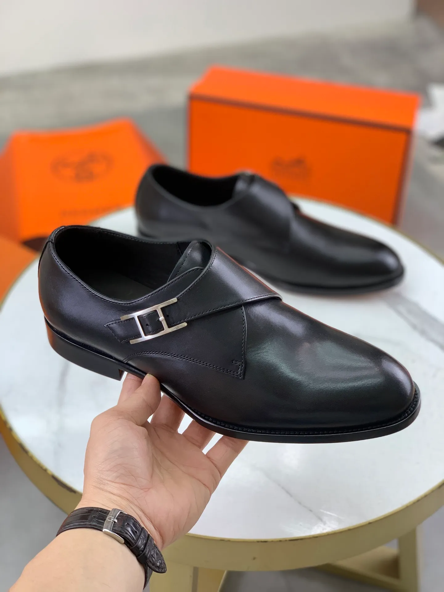 Factory price P940 💰💎💎💎 Original genuine leather outsole Brand: Hermès Grade: Same as the official website Original quality materials: Original soft calfskin Water-dyed cowhide lining Original Italian genuine leather outsole Style categories: Men's fashion Formal casual leather shoes Slip-on men's shoes series Young fashion European and American trends British style Code number: 39-45 (38.46 can be customized)